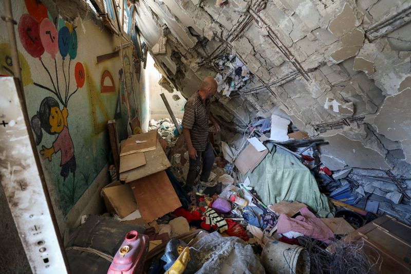 © Reuters. A man searches for casualties trapped under the rubble of a building in a school-turned-shelter hit in an Israeli strike on Sunday, amid the ongoing Israel-Hamas conflict, at Beach camp in Gaza City, October 28, 2024. REUTERS/Dawoud Abu Alkas     