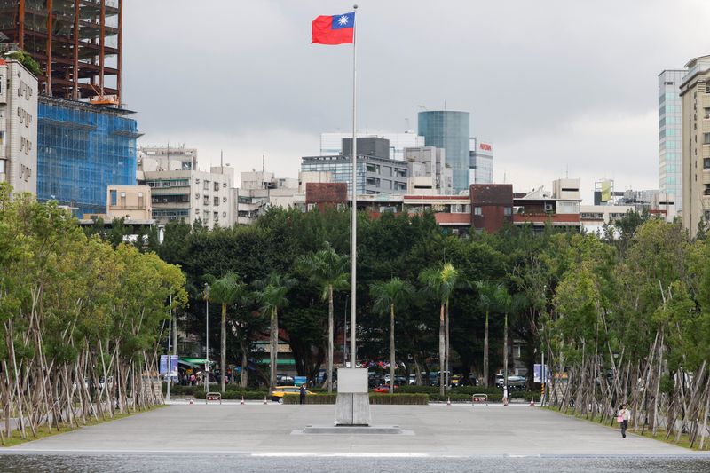 © Reuters. A person walks next to a fluttering Taiwanese flag outside the Sun Yat-Sen Memorial Hall in Taipei, Taiwan November 16, 2023. REUTERS/Carlos Garcia Rawlins/File Photo