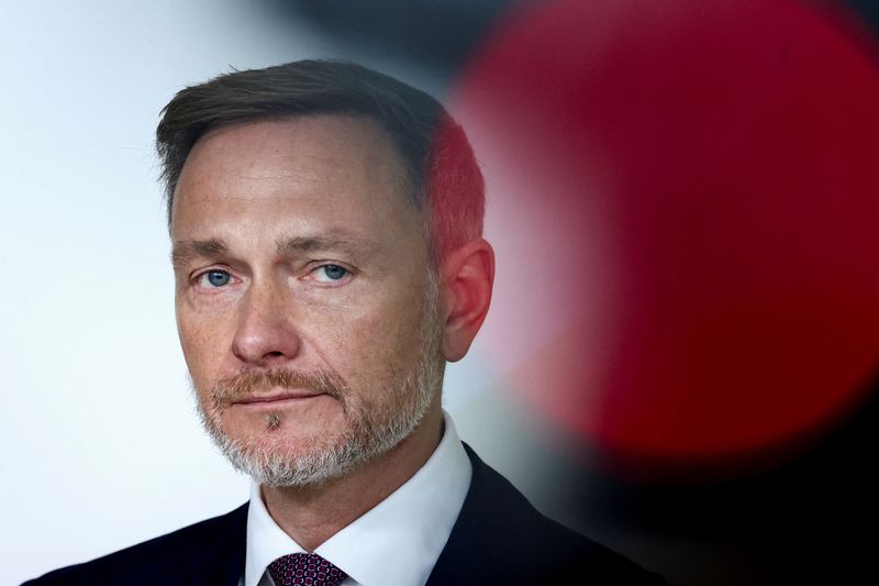 © Reuters. Germany's Free Democratic Party (FDP) leader and Finance Minister Christian Lindner looks on following his meeting with leaders of German mid-size and family companies at the FDP faction at the lower house of parliament Bundestag in Berlin, Germany, October 29, 2024.   REUTERS/Liesa Johannssen