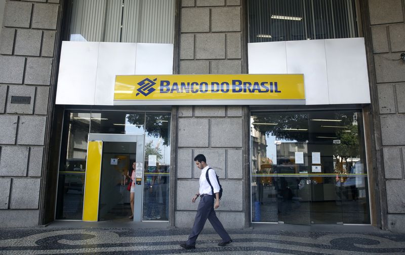 &copy; Reuters. Homem passa em frente a uma agência do Banco do Brasil no centro do Rio de Janeiron15/12/2014nREUTERS/Pilar Olivares