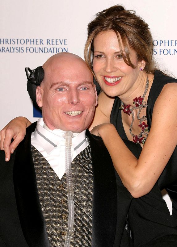 &copy; Reuters. Ator Christopher Reeve e esposa Dana posam em evento em Nova Yorkn24/11/2003nREUTERS/Marion Curtis