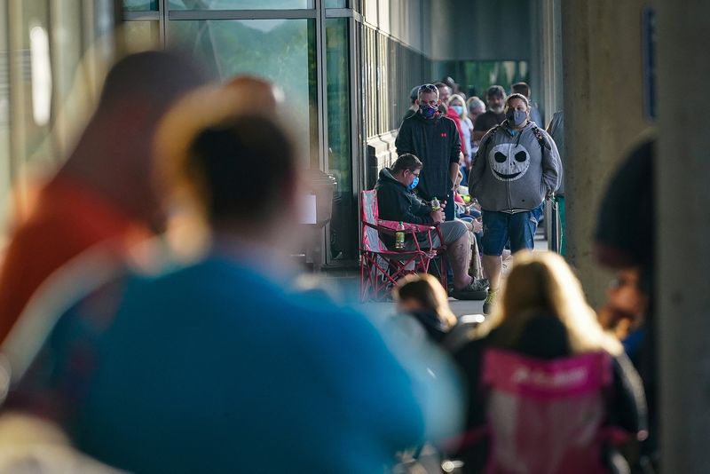 © Reuters. People line up outside Kentucky Career Center prior to its opening to find assistance with their unemployment claims in Frankfort, Kentucky, U.S. June 18, 2020. REUTERS/Bryan Woolston/File Photo