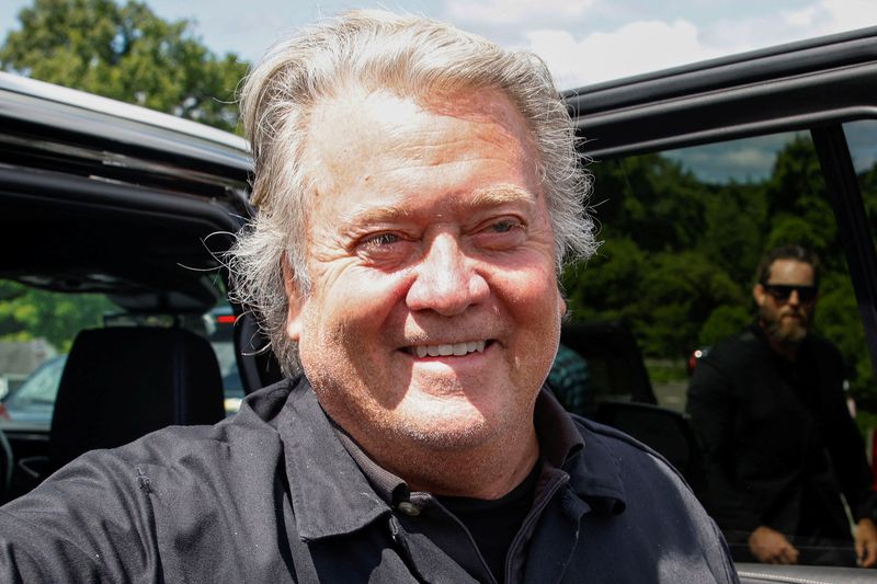 © Reuters. Steve Bannon, former top adviser to Donald Trump, smiles as he arrives to report to prison at the U.S. federal correctional institution in Danbury, Connecticut, U.S., July 1, 2024. REUTERS/Eduardo Munoz/File Photo