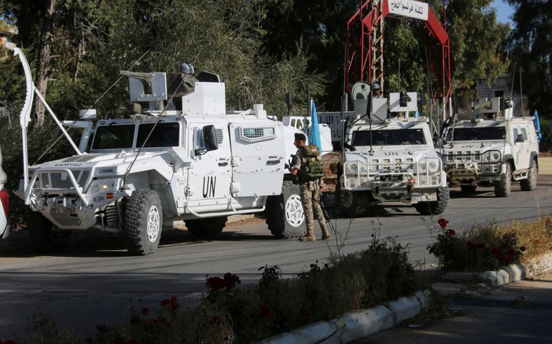 &copy; Reuters. A Lebanese army soldier stands near UN peacekeepers (UNIFIL) vehicles in Marjayoun, near the border with Israel, amid ongoing hostilities between Hezbollah and Israeli forces, southern Lebanon October 29, 2024. REUTERS/Karamallah Daher