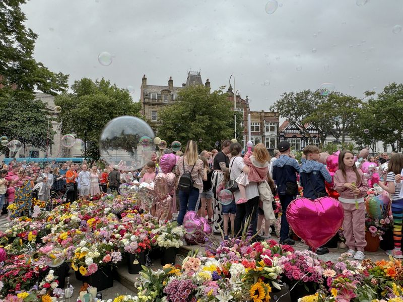 &copy; Reuters. People blow bubbles at the "Kisses to Heaven" tribute to the victims of a knife attack, in Southport, Britain, August 5, 2024. REUTERS/Kirsten Donovan/File Photo