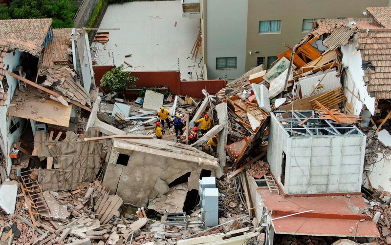 © Reuters. A drone view shows rescue workers searching for victims amidst the remains of the hotel Dubrovnik, after it collapsed, in the coastal city of Villa Gesell, Buenos Aires, Argentina October 29, 2024. REUTERS/Pablo Funes