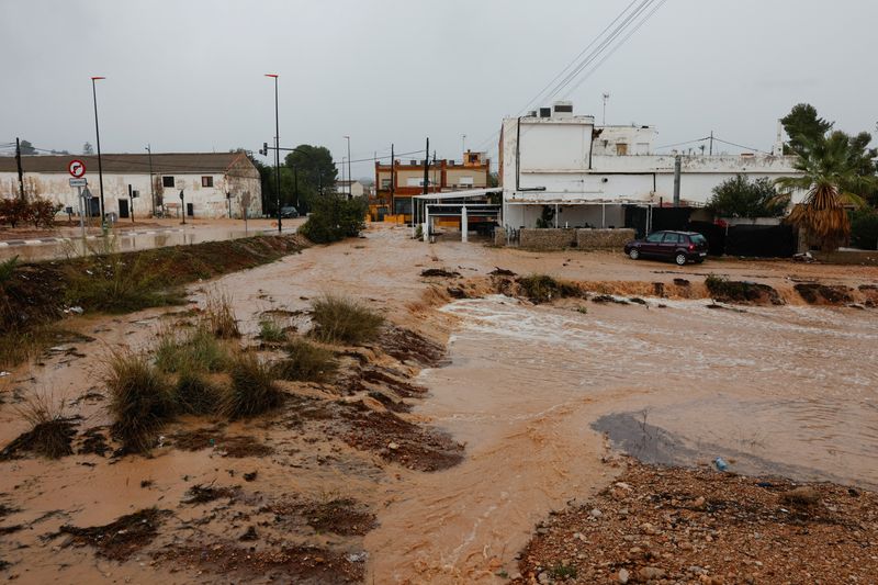 &copy; Reuters. Roads are covered by flooding after the Spanish meteorological agency put the Valencia region in the highest red alert for extreme rainfalls, in Llombai, Valencia, Spain, October 29, 2024. REUTERS/Eva Manez