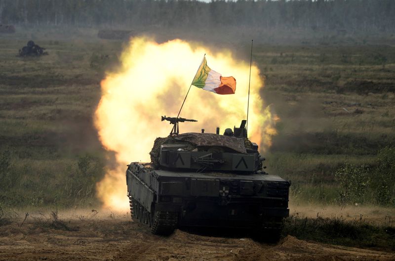 &copy; Reuters. FILE PHOTO: Italian Ariete tank of NATO enhanced Forward Presence battle group fires during military exercise "Silver Arrow" in Adazi, Latvia September 13, 2021. REUTERS/Ints Kalnins/File Photo