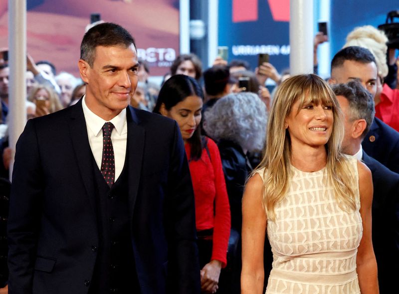 &copy; Reuters. Primeiro-ministro da Espanha, Pedro Sánchez, e sua esposa, Begoña Gómez, chegam para Festival de Cinema de San Sebastiánn26/09/2024 REUTERS/Vincent West