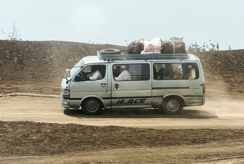 &copy; Reuters. FILE PHOTO: Families flee RSF advances in Sudan's El Gezira state, on Sennar Road in the city of al-Dinder, Sennar state,  Sudan, June 12, 2024. REUTERS/ Faiz Abubakr/File Photo