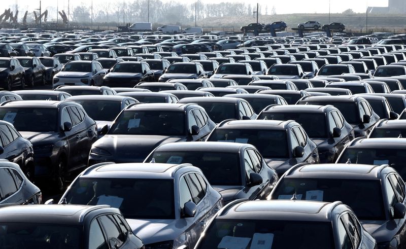 &copy; Reuters. Nuove auto elettriche BYD parcheggiate in un porto a Zeebrugge, in Belgio. REUTERS/Yves Herman/