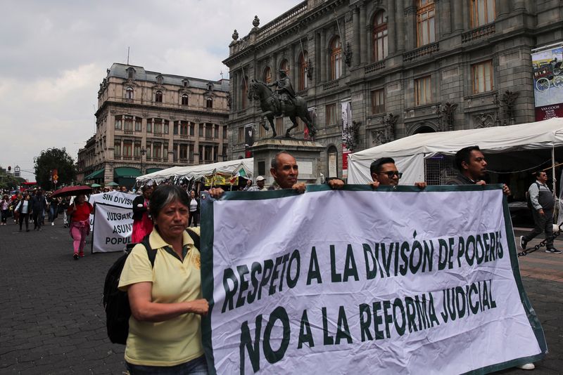 © Reuters. Demonstrators walk in front of the The National Art Museum (MUNAL) as they protest along the streets after a highly contested judicial reform proposal was passed in the Senate in Mexico City, Mexico September 12, 2024. REUTERS/Henry Romero