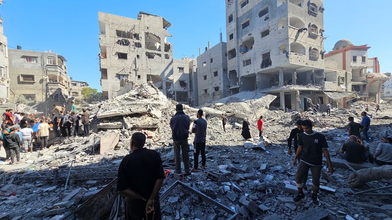 &copy; Reuters. FILE PHOTO: Palestinians gather at the site of Israeli strikes on houses and residential buildings, amid the ongoing Israel-Hamas conflict, in Beit Lahiya, in the northern Gaza Strip October 20, 2024. REUTERS/Abdul Karim Farid/FIle Photo