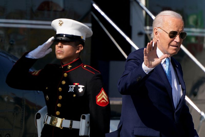 © Reuters. U.S. President Joe Biden disembarks Marine One at Dundalk Marine Terminal in Baltimore, Maryland, U.S., October 29, 2024. REUTERS/Elizabeth Frantz