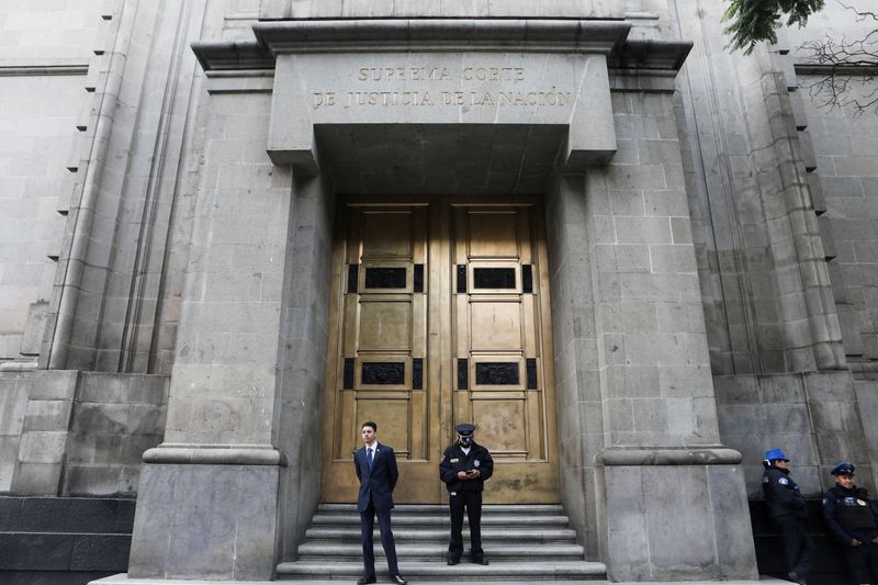 © Reuters. FILE PHOTO: Security officials stand outside the main entrance to Mexico's Supreme Court of Justice in Mexico City, Mexico August 19, 2024. REUTERS/Paola Garcia/File Photo