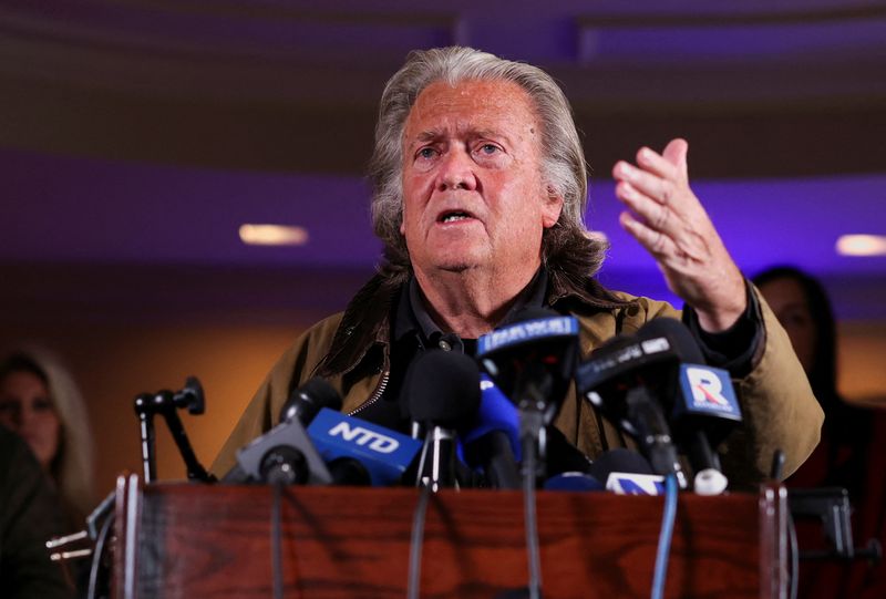 © Reuters. Steve Bannon, former advisor to former U.S. President and Republican presidential nominee Donald Trump, gestures as he speaks during a press conference in New York City following his release from U.S. Federal jail in Connecticut, U.S., October 29, 2024. REUTERS/Andrew Kelly