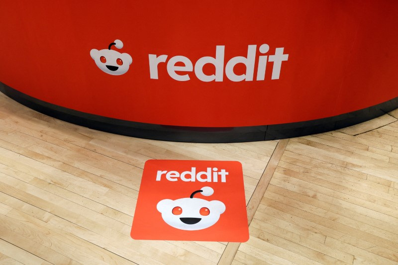 &copy; Reuters. FILE PHOTO: Reddit's logo is displayed, at the New York Stock Exchange (NYSE) in New York City, U.S., March 21, 2024. REUTERS/Brendan McDermid/File Photo