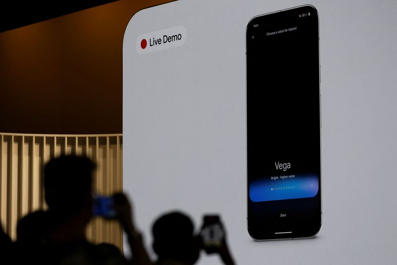 © Reuters. People attend a presentation by Vice President, UX, Gemini experiences and Google Assistant Jennifer Blackburn on the Gemini Live feature at the Made by Google event in Mountain View, California, U.S. August 13, 2024.  REUTERS/Manuel Orbegozo/File Photo