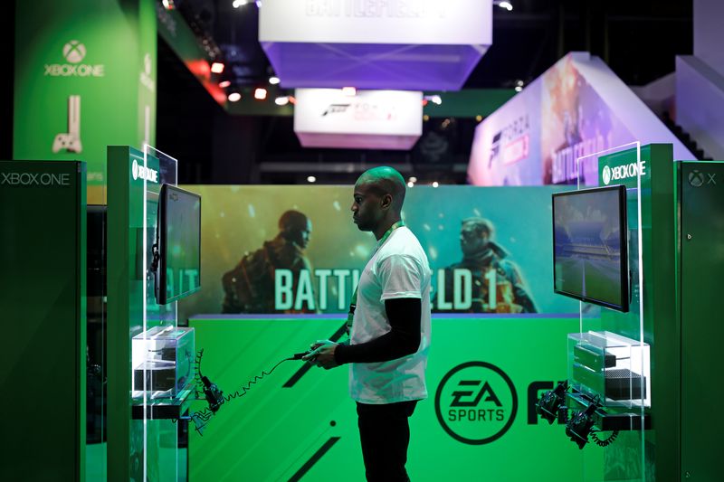 © Reuters. A visitor plays Battlefield 1, a video game published by EA games at the Paris Games Week, a trade fair for video games in Paris, France, October 26, 2016. REUTERS/Benoit Tessier/File Photo