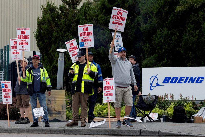 &copy; Reuters. FILE PHOTO: Boeing factory workers gather on a picket line during the first day of a strike near the entrance of a production facility in Renton, Washington, U.S., September 13, 2024. REUTERS/Matt Mills McKnight/File Photo