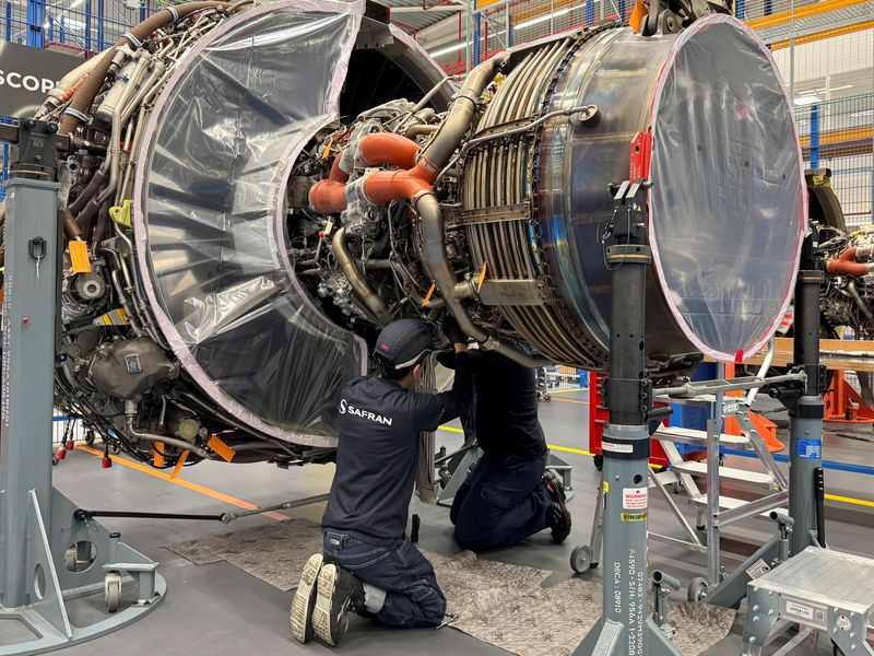 © Reuters. An employee of French engine maker Safran inspects a LEAP-1A jet engine arriving for maintenance at a Safran engine servicing centre at Zaventem outside Brussels, Belgium October 29, 2024. REUTERS/Tim Hepher