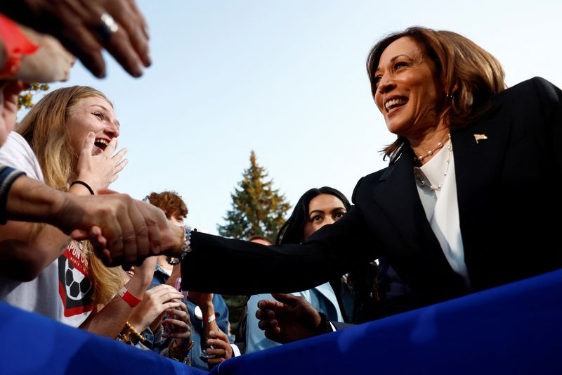 &copy; Reuters. FILE PHOTO: Democratic presidential nominee and U.S. Vice President Kamala Harris greets people during a campaign event at Ripon College in Ripon, Wisconsin, U.S., October 3, 2024. REUTERS/Evelyn Hockstein/File Photo