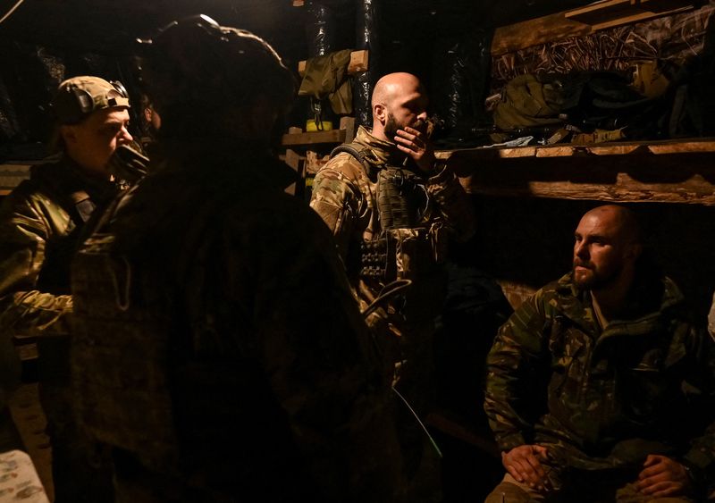 © Reuters. Ukrainian service members from the special police unit Hyzhak (Predator) rest in a dugout at a front line, amid Russia's attack on Ukraine, near the frontline city of Toretsk, Ukraine October 25, 2024. REUTERS/Stringer