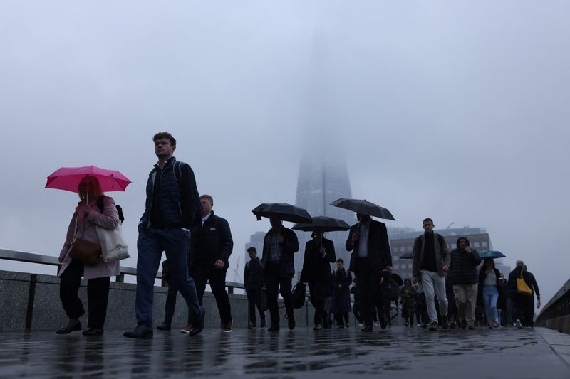 &copy; Reuters. Commuters cross London Bridge, in London, Britain, October 29, 2024. REUTERS/Hollie Adams