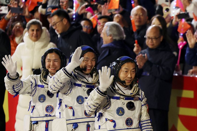 &copy; Reuters. Os astronautas Cai Xuzhe, Song Lingdong e Wang Haoze participam de cerimônia de despedida antes da missão do voo espacial Shenzhou-19 para a estação espacial chinesa Tiangong, no Centro de Lançamento de Satélites de Jiuquan, província de Gansu, Chi