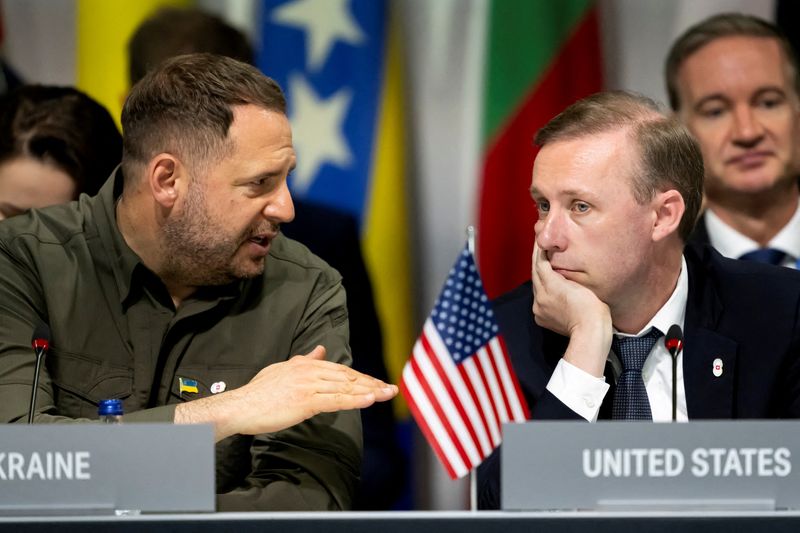 © Reuters. FILE PHOTO: Head of the Presidential Office of Ukraine Andriy Yermak and U.S. Security Advisor Jake Sullivan attend the plenary session during the Summit on peace in Ukraine, in Stansstad near Lucerne, Switzerland, June 16, 2024.  Alessandro della Valle/Pool via REUTERS/File Photo