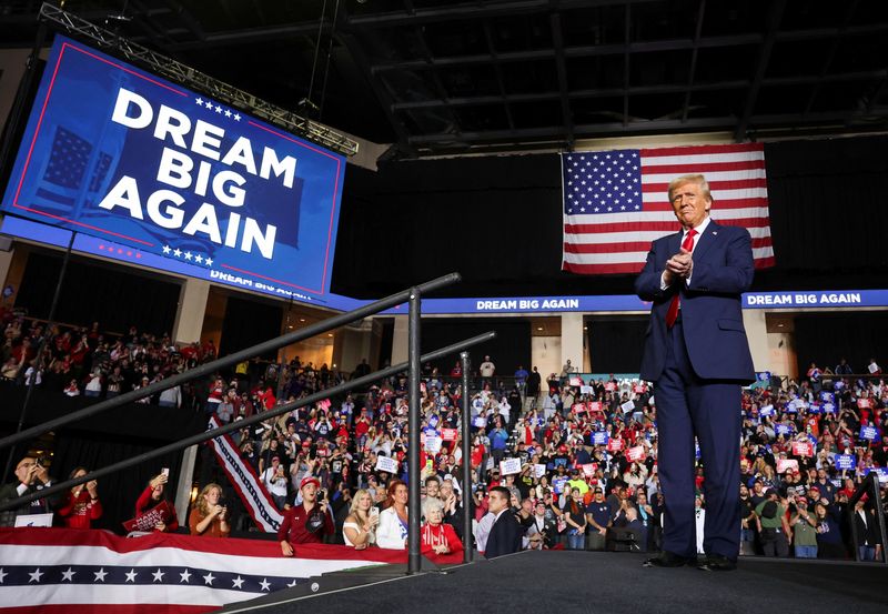 © Reuters. Republican presidential nominee and former U.S. President Donald Trump attends a campaign event, in Allentown, Pennsylvania, U.S., October 29, 2024. REUTERS/Brendan McDermid