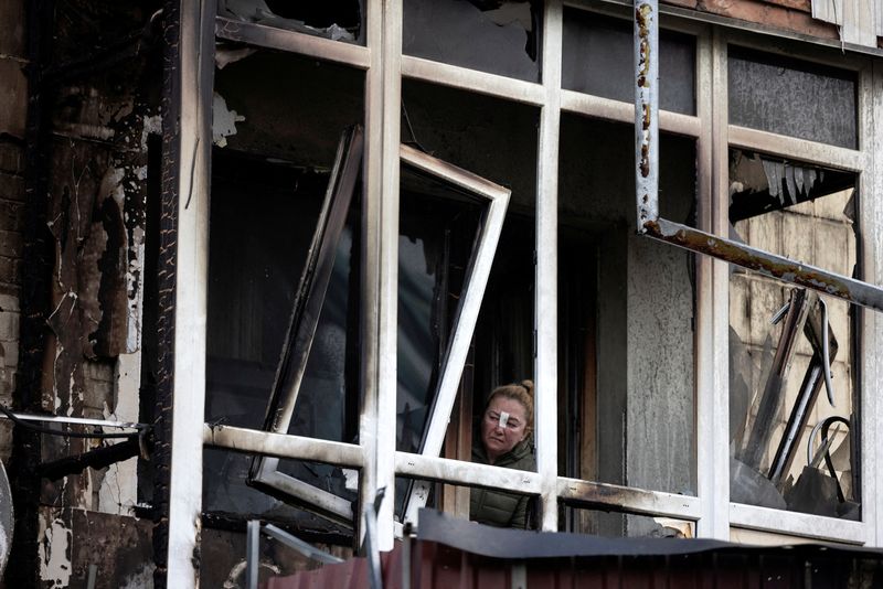 © Reuters. Vita Tkachenko, who was injured by flying debris while asleep, inspects the damage to her apartment after a Russian drone strike, amid Russia's attack on Ukraine, in Kyiv, Ukraine October 29, 2024.  REUTERS/Thomas Peter