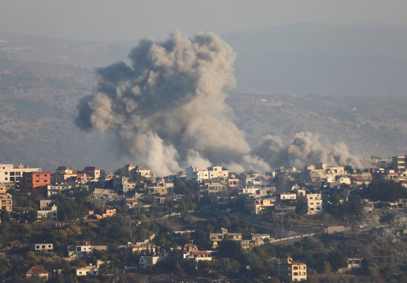 &copy; Reuters. Smoke billows over Khiam, amid ongoing hostilities between Hezbollah and Israeli forces, as pictured from Marjayoun, near the border with Israel, October 29, 2024. REUTERS/Karamallah Daher/File Photo