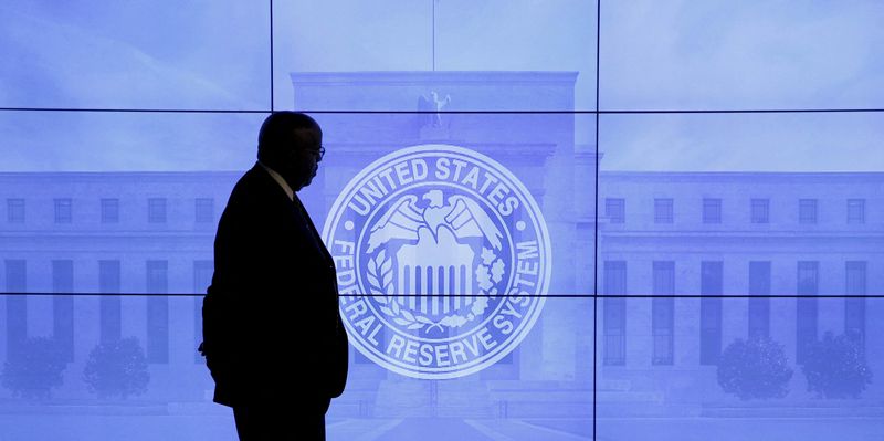 © Reuters. FILE PHOTO: A security guard walks in front of an image of the Federal Reserve following the two-day Federal Open Market Committee (FOMC) policy meeting in Washington, March 16, 2016.  REUTERS/Kevin Lamarque/File Photo      TPX IMAGES OF THE DAY/File Photo