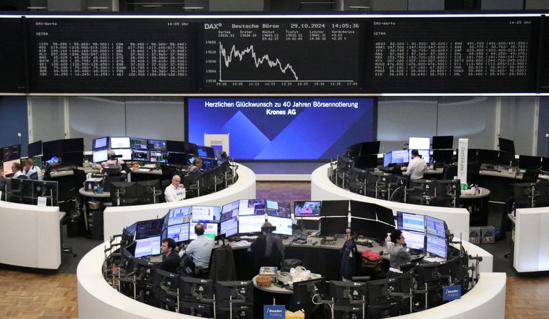 © Reuters. FILE PHOTO: The German share price index DAX graph is pictured at the stock exchange in Frankfurt, Germany, October 29, 2024.    REUTERS/Staff/File Photo