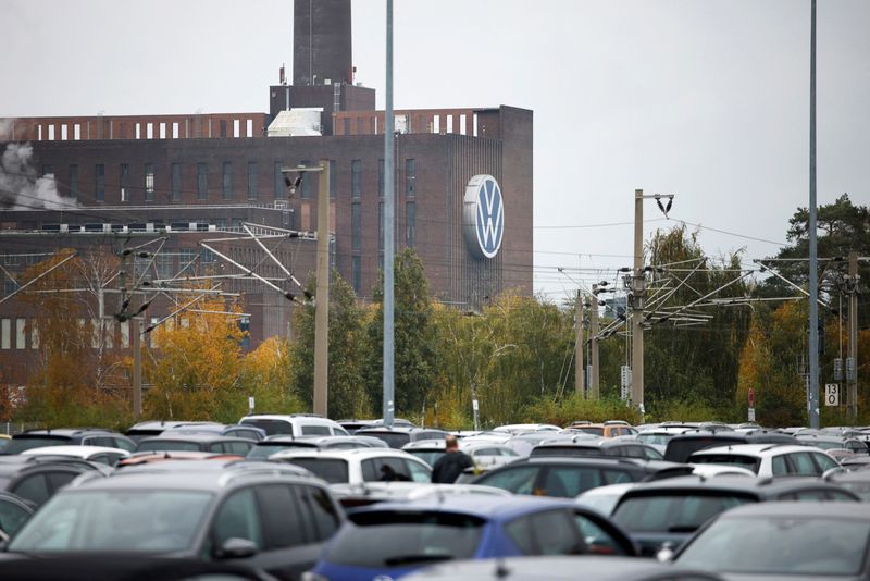 &copy; Reuters. A factory building at Europe's largest automaker Volkswagen AG headquarters, is pictured on a day the company announces job cuts and closure of its few factories, in Wolfsburg, Germany, October 28, 2024. REUTERS/Axel Schmidt/File Photo