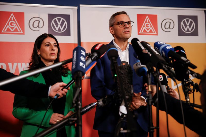 © Reuters. Daniela Cavallo, Chairwoman of the General and Group Works Council of Volkswagen AG, and Thorsten Groeger, district leader of Germany's metal worker union IG Metall, speak to the media before a second round of wage talks with Volkswagen AG following VW's announcement to lay off thousands of employees and close down at least three VW plants, in Wolfsburg, Germany October 30, 2024. REUTERS/Axel Schmidt