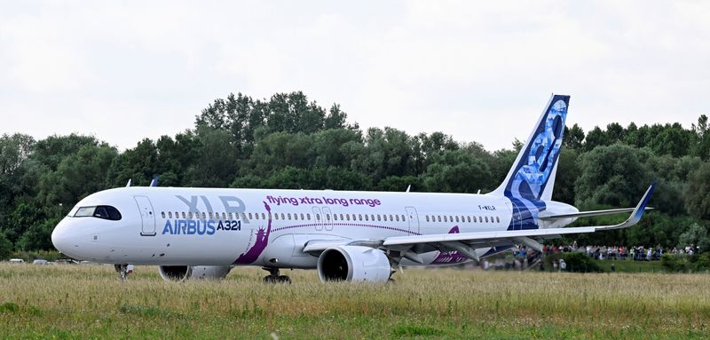 &copy; Reuters. FILE PHOTO: Airbus A321XLR takes off for its maiden flight at Hamburg-Finkenwerder Airport, Germany, June 15, 2022. REUTERS/Fabian Bimmer/File Photo