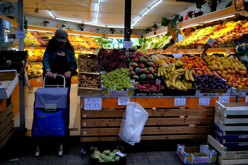 © Reuters. A customer pushes a shopping trolley at a fruit and vegetable market in Barcelona, Spain October 15, 2024. REUTERS/Nacho Doce/ File Photo