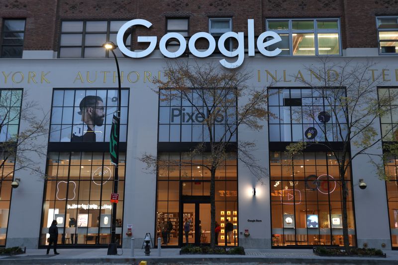 &copy; Reuters. FILE PHOTO: The logo for Google LLC is seen at the Google Store Chelsea in Manhattan, New York City, New York, U.S., November 17, 2021. REUTERS/Andrew Kelly/File Photo