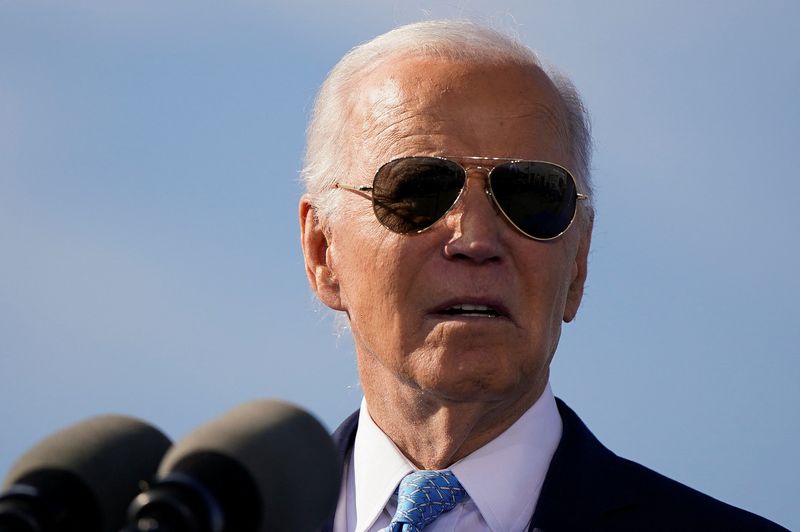 © Reuters. FILE PHOTO: U.S. President Joe Biden delivers remarks during a visit to Dundalk Marine Terminal in Baltimore, Maryland, U.S., October 29, 2024. REUTERS/Elizabeth Frantz/File Photo