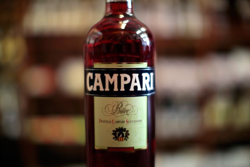 © Reuters. FILE PHOTO: An illustration photo shows a bottle of Campari displayed in a wine shop in Nice, France, March 15, 2016. REUTERS/Eric Gaillard/File Photo