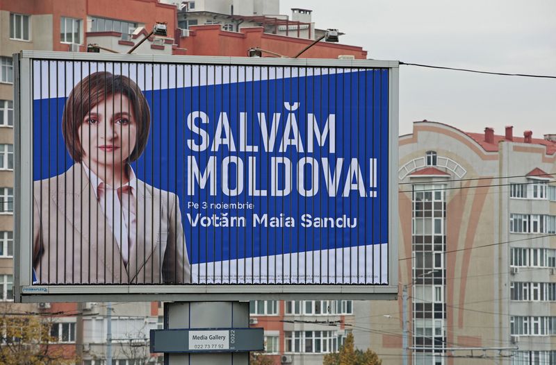 © Reuters. A view shows an election banner of Moldova's incumbent President and presidential candidate Maia Sandu in Chisinau, Moldova October 30, 2024. The banner reads: 