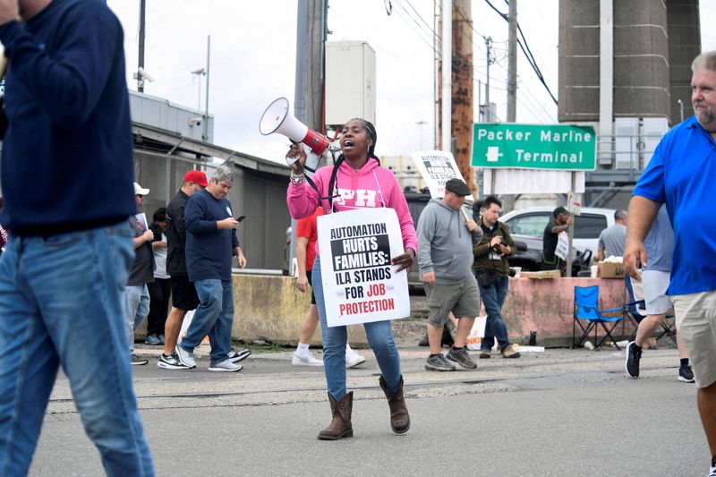 US shippers avoid East Coast ports on risk of second strike