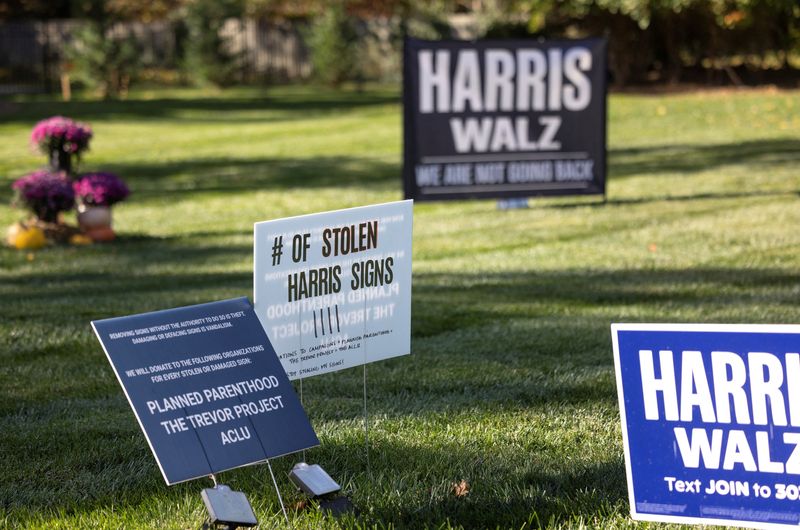 &copy; Reuters. Lawn signs, in support of Democratic presidential nominee U.S. Vice President Kamala Harris, are displayed at Lissa Smith's lawn, after several previously displayed signs were taken, in Indianapolis, Indiana, U.S., October 27, 2024.   REUTERS/Chris Bergin