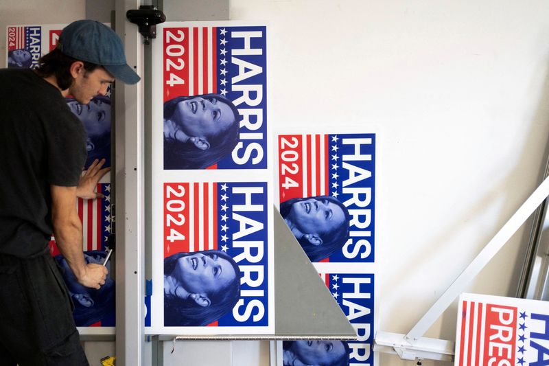 © Reuters. FILE PHOTO: Print production specialist Aaron Miller cuts a run of 100 yard signs in support of U.S. Vice President Kamala Harris' presidential campaign at the Gloo Factory in Tucson, Arizona, U.S. July 25, 2024.  REUTERS/Rebecca Noble/File Photo