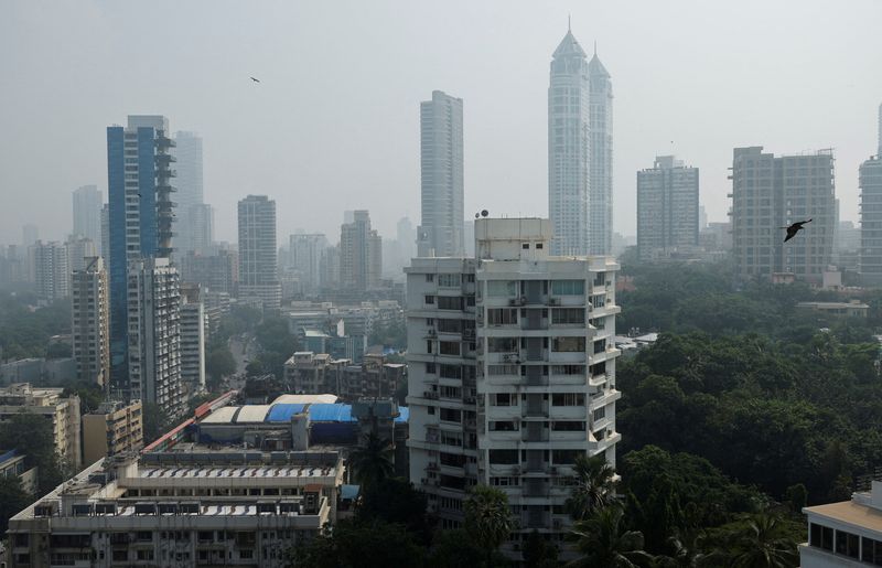 © Reuters. FILE PHOTO: A general view of high-rise residential buildings amidst other residential buildings in Mumbai, India, December 1, 2023. REUTERS/Francis Mascarenhas/File Photo