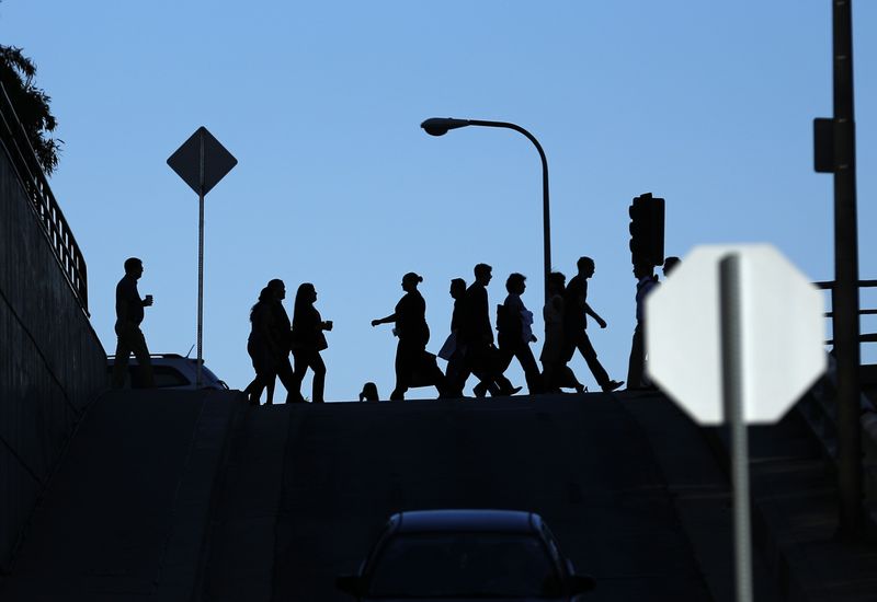 © Reuters. FILE PHOTO: Pedestrians walk to work in downtown Los Angeles, California May 13, 2014.  REUTERS/Mike Blake/File Photo