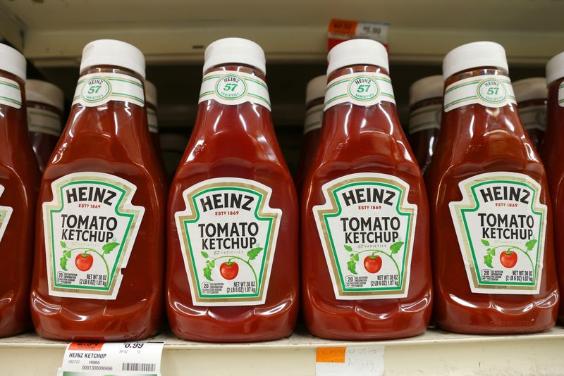 &copy; Reuters. FILE PHOTO: Bottles of Heinz Tomato Ketchup, a brand owned by The Kraft Heinz Company, are seen in a store in Manhattan, New York, U.S., November 11, 2021. Picture taken November 11, 2021. REUTERS/Andrew Kelly/File Photo