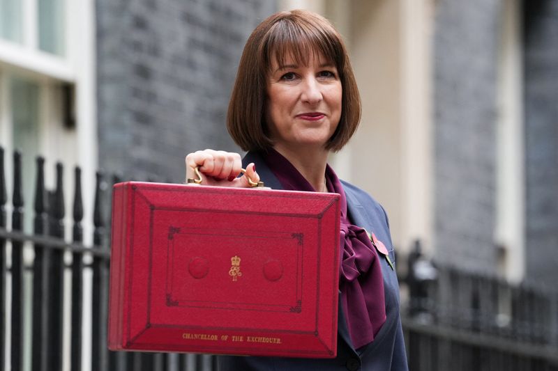 © Reuters. Britain's Chancellor of the Exchequer Rachel Reeves poses with the red budget box outside her office on Downing Street in London, Britain October 30, 2024. REUTERS/Maja Smiejkowska